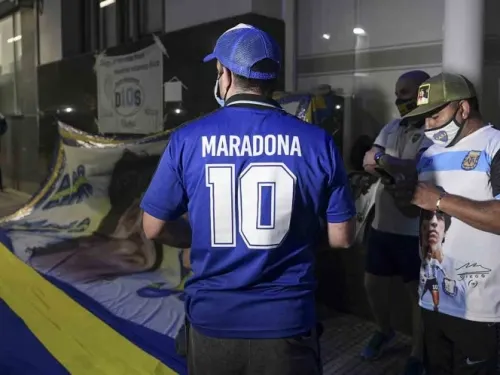 Maradona permanecerá hospitalizado el fin de semana