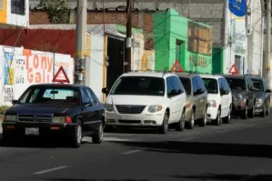 Vendedores de autos se adueñan de las calles en Puebla