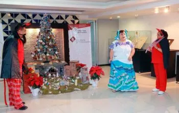 Personal de Segob realiza pastorela y muestra de periódicos y fotografías de antaño