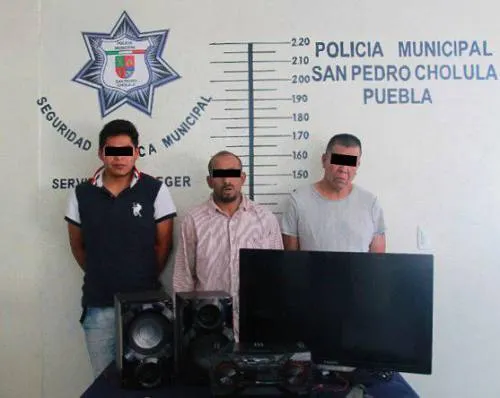 Detiene policía de San Pedro Cholula a 3 sujetos por robo a casa-habitación
