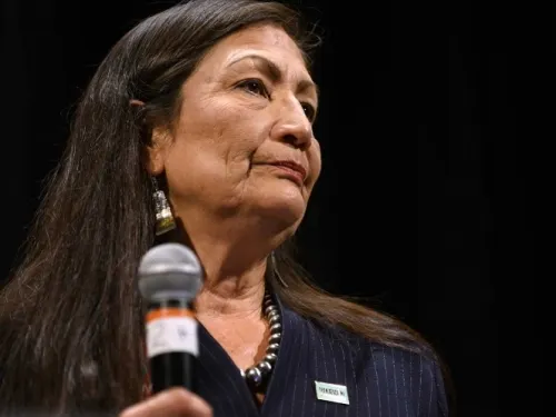 Biden elige a Haaland como primera indígena en dirigir Interior