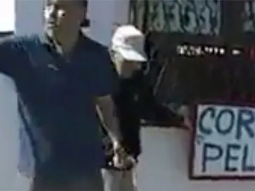 ‘Trátalo bien, respétalo’, gritan a peluquero que arrastra a su papá