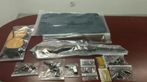 Detienen a hombre que llevaba 7 armas de fuego