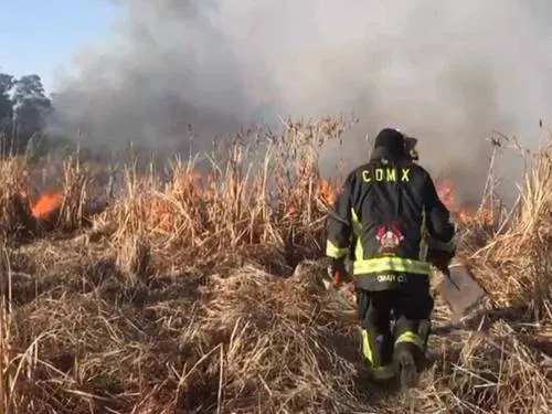 Incendio en Xochimilco se extiende; cierran circulación en la zona