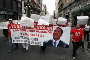 Ex empleados del gobierno marchan contra despidos injustificados