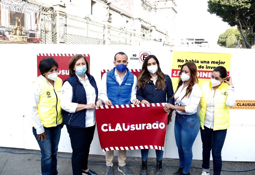 Diputados federales de “Va por México” clausuraron simbólicamente las obras del Zócalo de Puebla