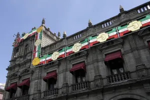Ayuntamiento instala iluminación conmemorativa al mes patrio