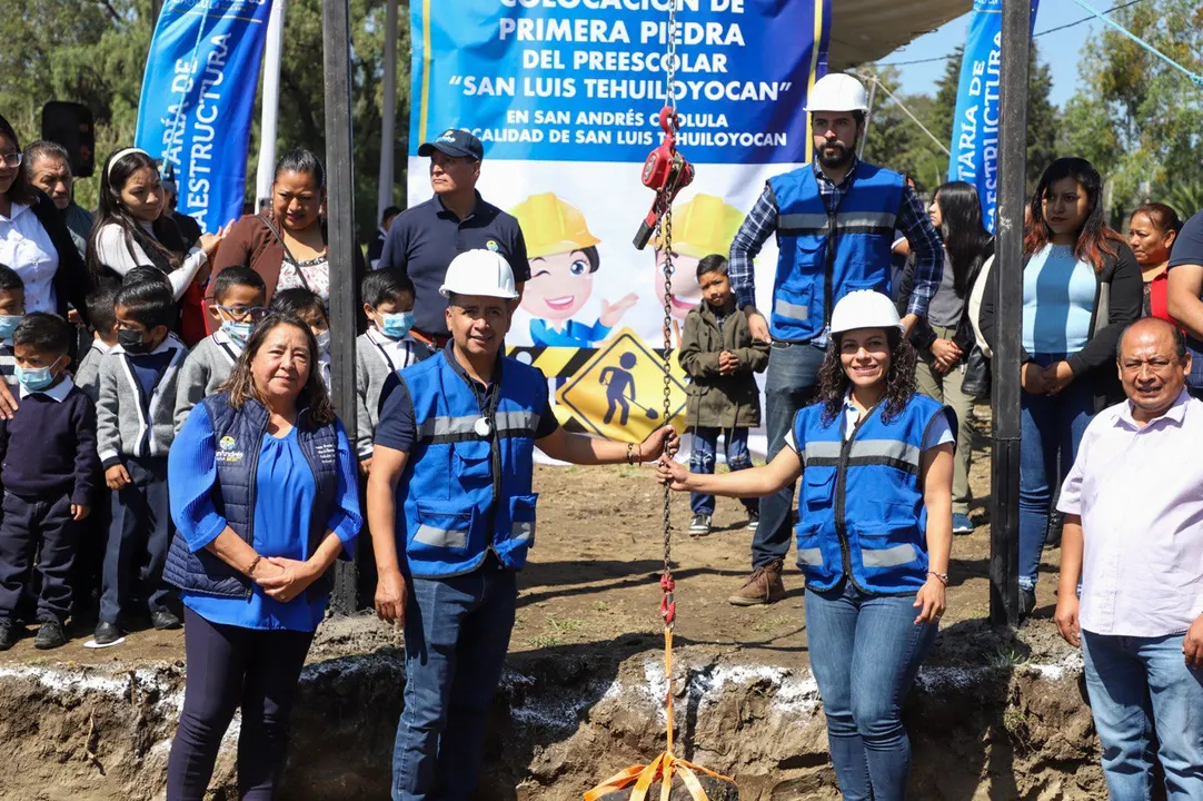 Edmundo Tlatehui coloca la primera piedra del preescolar San Luis Tehuiloyocan