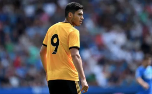 Raúl Jiménez falla primer penal de su carrera en debut con Wolves