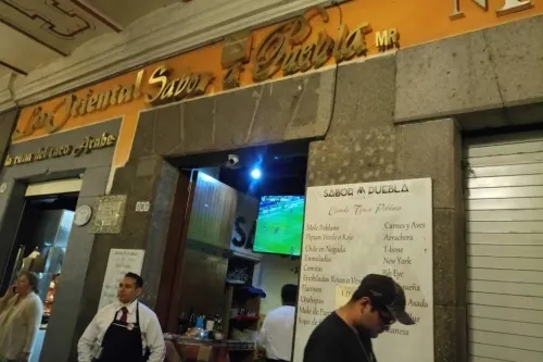 Golpean a empleados y asaltan restaurante en el zócalo de Puebla
