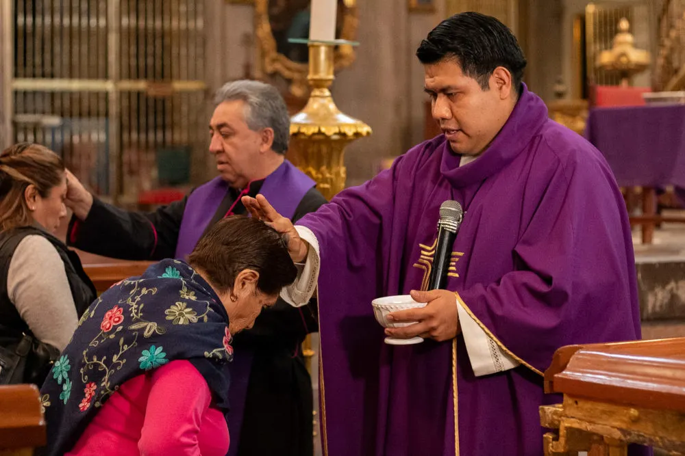 La Catedral de Puebla reunió a cientos de creyentes en una emotiva misa del Miércoles de Ceniza