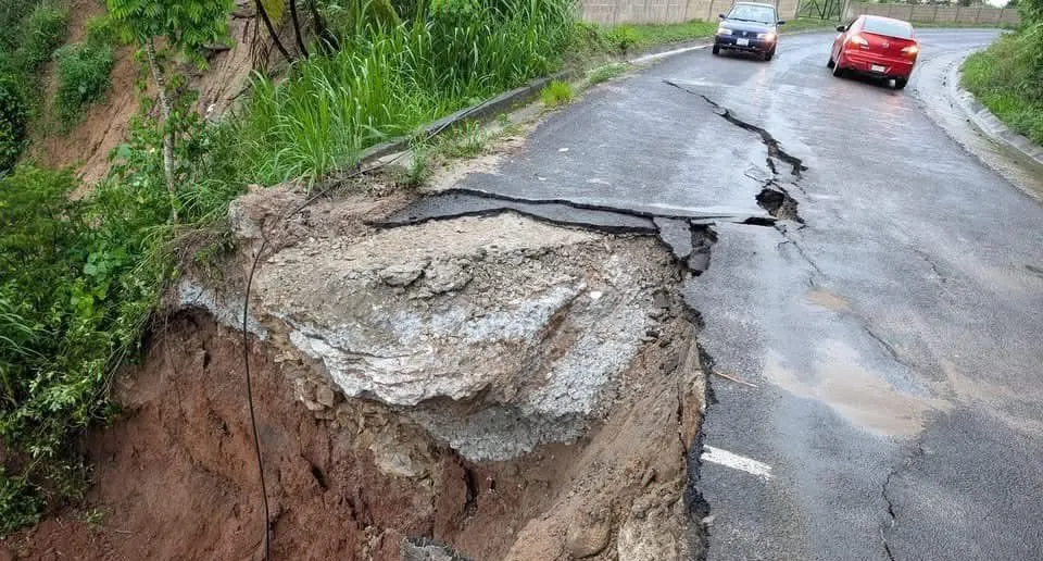 Cierran carretera Hueytamalco–Acateno; fuertes lluvias provocaron deslaves y fracturas