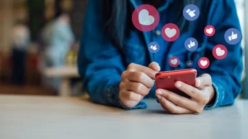 Piden a Facebook y Twitter explicar riesgos por uso excesivo de redes sociales