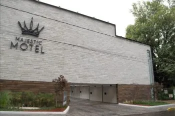 Muere un hombre en una habitación del motel Majestic, luego de ingresar con dos mujeres