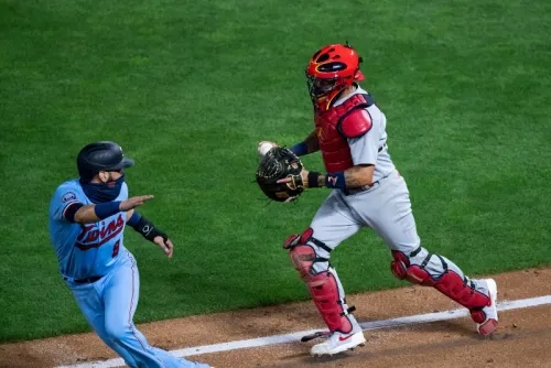 Yadier Molina, catcher de Cardinals de San Luis, anunció que contrajo coronavirus