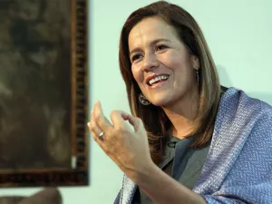 Calderón regresa al país; esposa niega vínculo con Frente Humanista