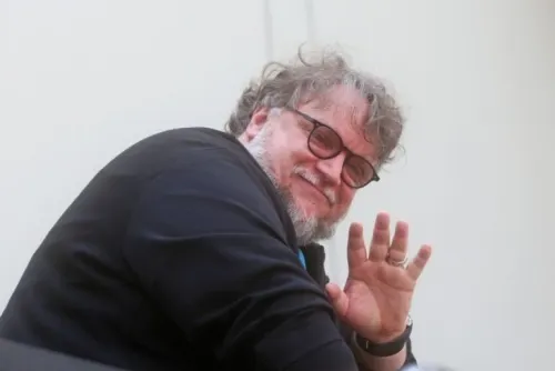 Guillermo del Toro regala vuelos a mexicanos sobresalientes en su cumpleaños