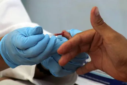 China investiga a farmacéutica relacionada con supuesto caso de VIH