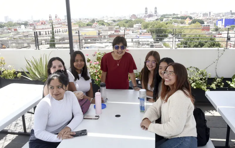 Estudiantes de Artes realizan mural en la Facultad de Psicología por sus 60 años