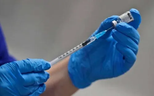 Pfizer guarda silencio sobre retraso en entrega de vacunas a México