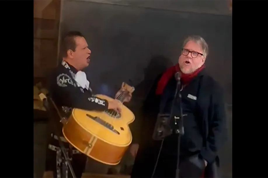 Guillermo Del Toro Canta Con Mariachi En Sundance
