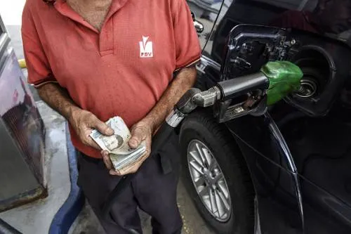 Maduro anuncia que la gasolina en Venezuela se venderá a precio internacional