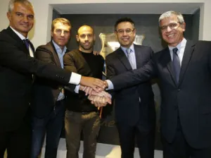 Javier Mascherano firma con el Barcelona hasta 2019