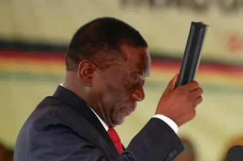Mnangagwa asume el cargo como presidente de Zimbabue