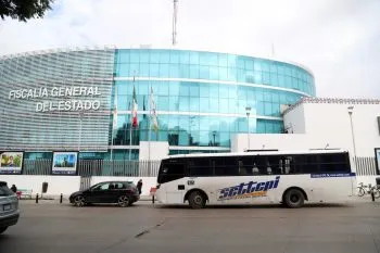 En su transporte de personal, trabajadores de VW son asaltados en la colonia SNTE