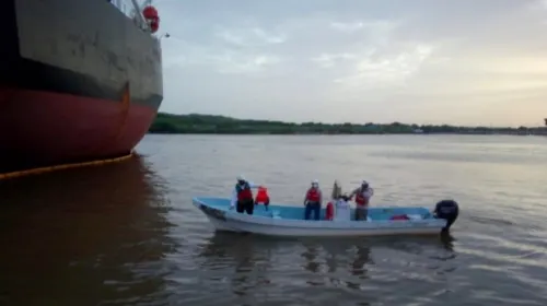 Buscan a dos trabajadores de Pemex desaparecidos tras hundimiento de embarcación en Veracruz