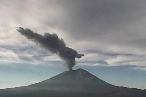 Volcán Popocatépetl presenta explosión con fumarola de 1.7 kilómetros