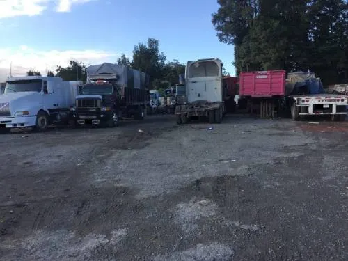 Se aseguró corralón en Xicotepec con vehículos y plataformas presuntamente ilícitos