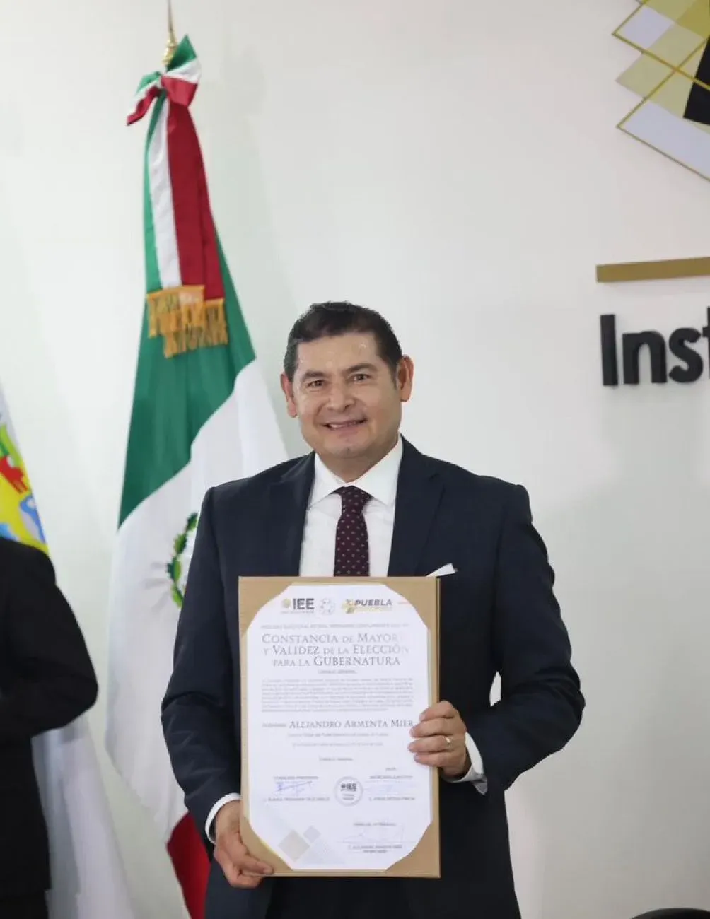Este domingo, Armenta recibió su constancia de mayoría por parte del IEE.