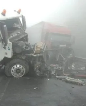 Autopista Acatzingo-Ciudad Mendoza cerrada debido a fuerte choque entre trailers