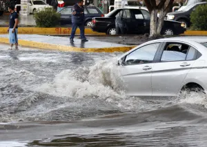 Inundaciones en diversas zonas de la capital deja intensa lluvia