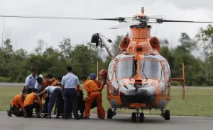 Llegan a tierra cuerpos de avionazo de AirAsia