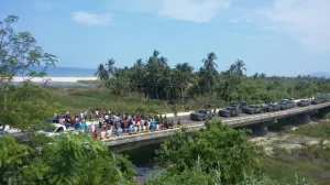 Militares reprimen a comuneros de Ostula