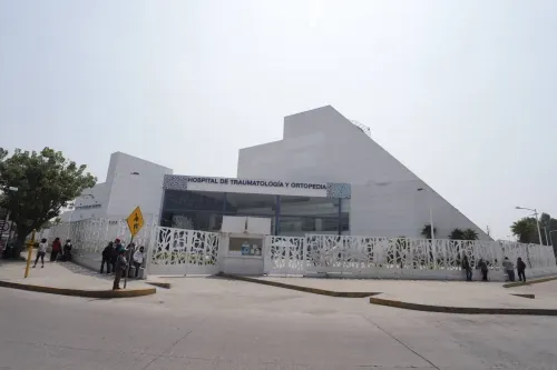 Paciente recuperado de Covid agradece con manta a personal médico del Hospital de Traumatología