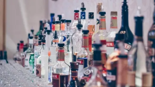 Suman 78 intoxicados por alcohol adulterado en Jalisco