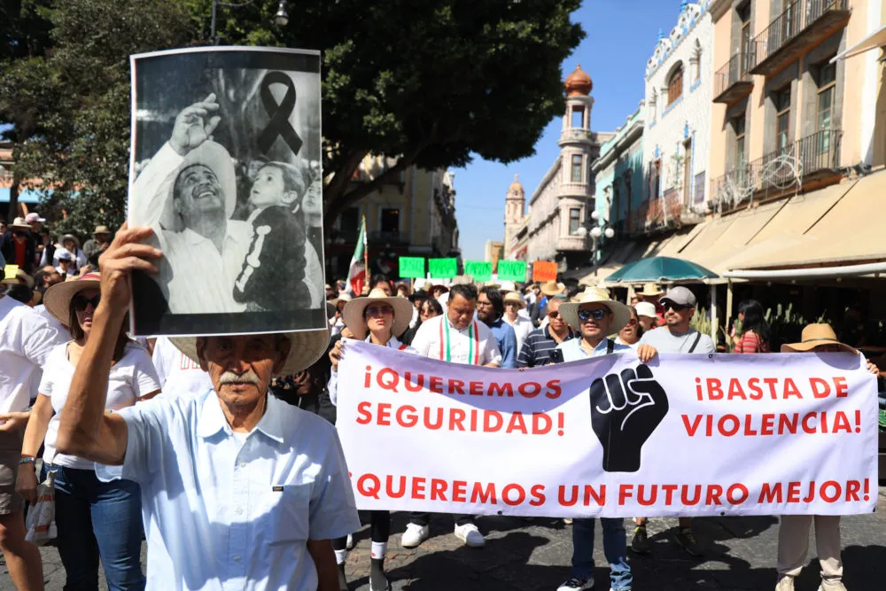 Jóvenes y adultos unen voces en masiva marcha de la Generación Z en Puebla