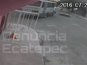 VIDEO: Microbús atropella a jóvenes en moto y escapa