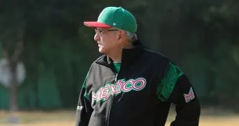 AMLO regresa a la cancha a jugar beisbol