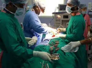 Video: Extraen 40 cuchillos del estómago de un hombre en la India