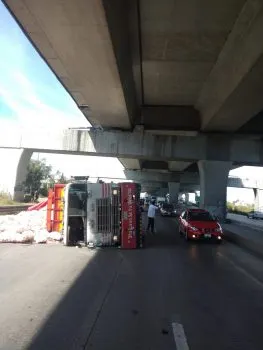 Vuelca torton con toneladas de cebolla