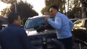 Video: hombre sorprende a su mujer con otro en su camioneta