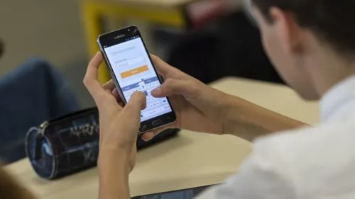 Proponen restringir uso de celulares es escuelas de porque se han convertido en “distractores”