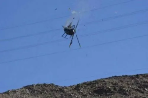 Video: Explota helicóptero con rescatistas al enredarse con cables de alta tensión