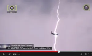 VIDEO: Rayo impacta avión en pleno vuelo, checa el resultado