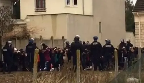 Video de estudiantes arrestados y arrodillados indigna a Francia