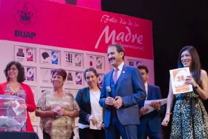Madres universitarias son constructoras del futuro: Alfonso Esparza